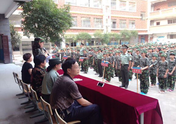 現(xiàn)外象湖校區(qū)舉行2016級(jí)初一新生軍訓(xùn)開(kāi)營(yíng)儀式