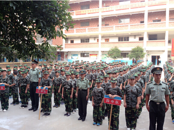 現(xiàn)外象湖校區(qū)舉行2016級(jí)初一新生軍訓(xùn)開(kāi)營(yíng)儀式